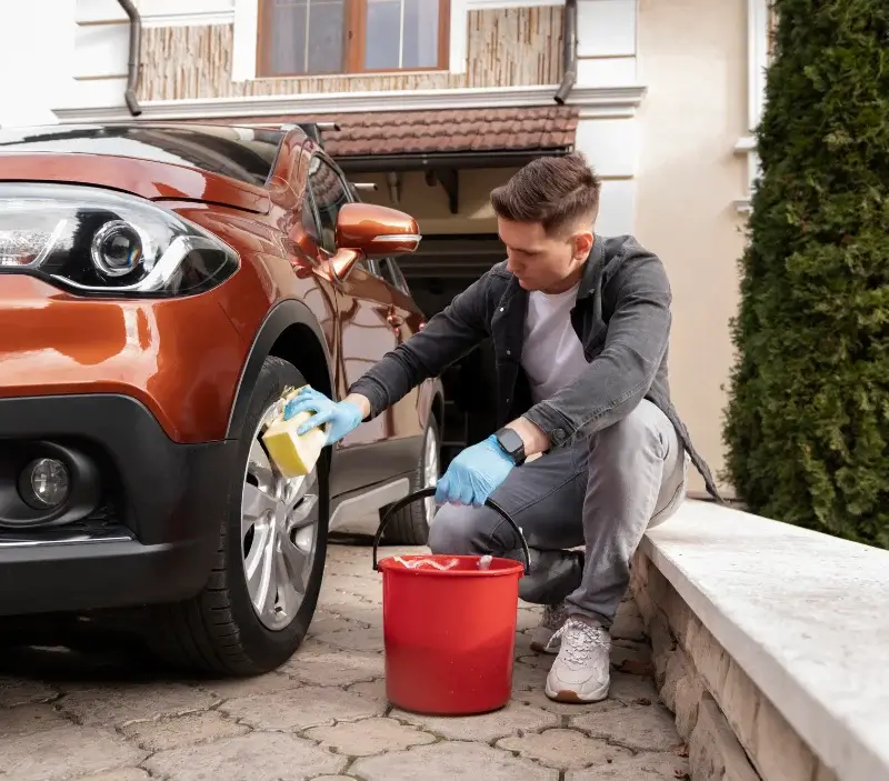 Lavage auto à domicile Frizon : professionnel intervenant sur un véhicule